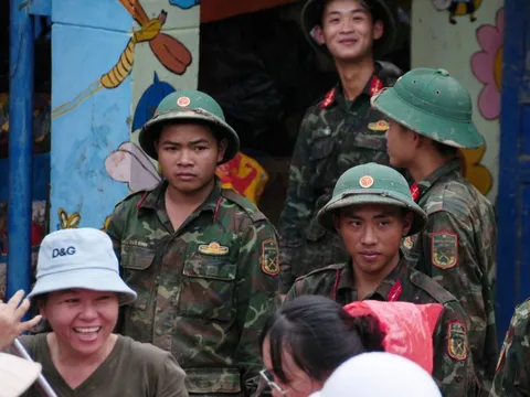 Bộ đội dồn dập đổ quân về vùng lũ, thầy cô mừng vì học sinh có thể nhanh trở lại lớp
