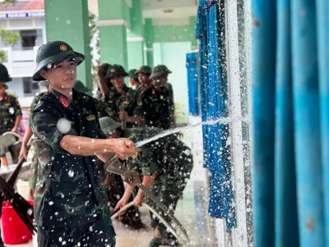 Nhiều trường học vùng lũ khẩn trương khắc phục để đón học sinh trở lại trường