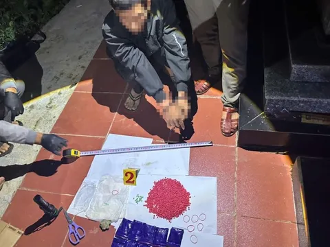 Hai thanh niên giấu 2.000 viên ma túy trong nghĩa địa để ... dùng dần