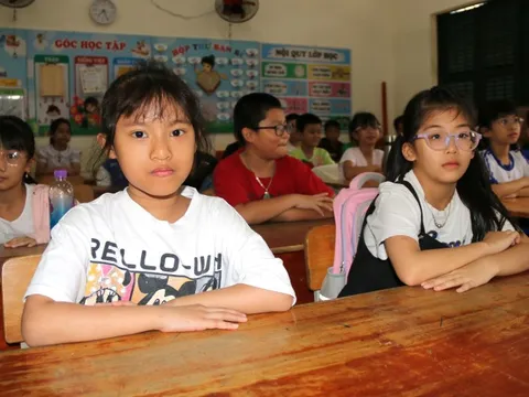 Học sinh vùng rốn lũ Khánh Hòa trở lại trường không đồng phục, không sách vở