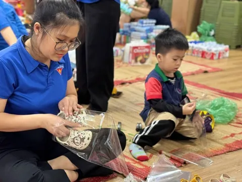 Thương lắm trẻ mầm non gói từng đôi dép 'còn dùng tốt' gửi bạn vùng lũ