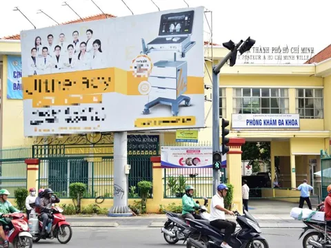 Viện Pasteur TP.HCM 'kêu cứu' vì di tích 134 tuổi chìm trong bảng quảng cáo và rác