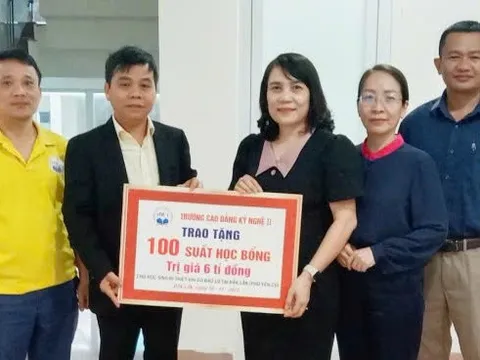 Trường cao đẳng tặng 6 tỉ đồng học bổng cho học sinh vùng lũ