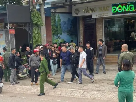 Thanh niên cướp tiệm vàng ở Thái Nguyên bị người dân vây bắt