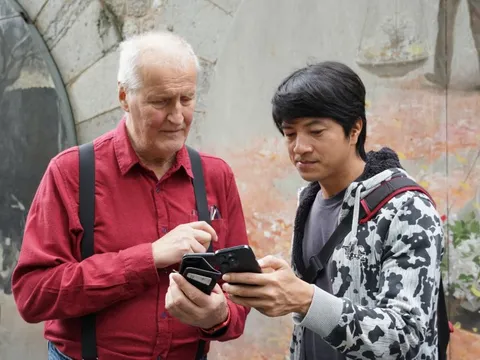 Giữa phố cổ Hà Nội, ống kính 'tây - ta' giao nhau: Hỗn độn nhưng cuốn hút