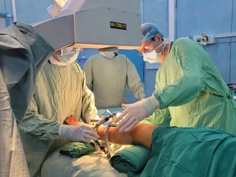 Bệnh viện Nhi đồng 2 kéo dài chi thành công cho một bé trai 13 tuổi