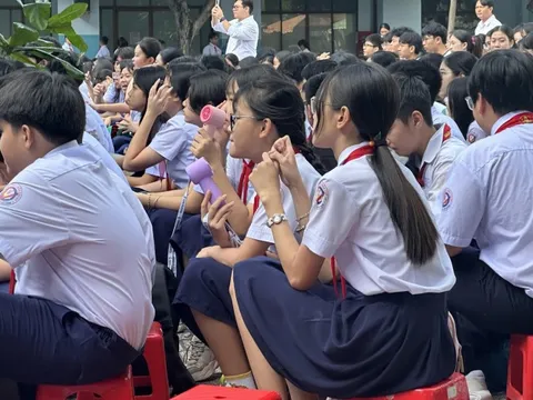 Phụ huynh tốn phí dịch vụ 'vô lý' khi đóng học phí, nhà trường nói gì?