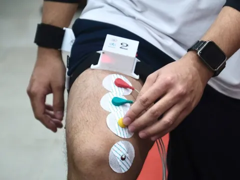 Sinh viên chế tạo hệ thống hỗ trợ người bị đột quỵ phục hồi, định giá 100 triệu đồng/sản phẩm