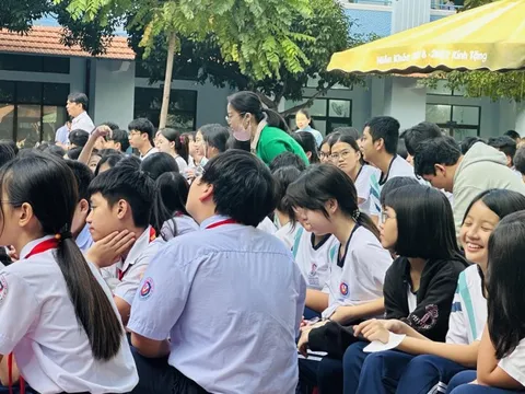 Trường nêu lý do mất phí dịch vụ khi nộp học phí, phụ huynh nói 'nghe chưa lọt tai'