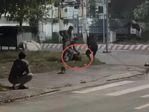 Ngồi nhậu trên vỉa hè, người đàn ông bị nhóm người dùng hung khí đánh đập