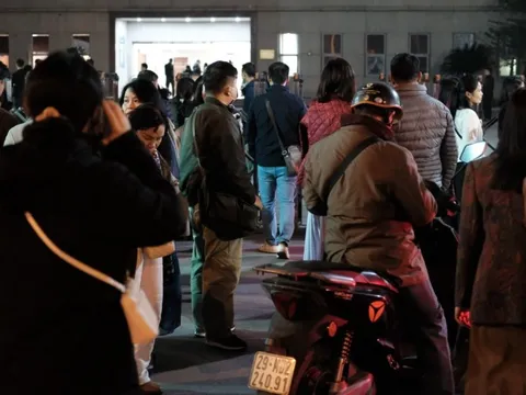 Vụ hủy show Về đây bốn cánh chim trời: Khán giả và nghệ sĩ có quyền khởi kiện ban tổ chức không?