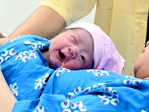 Vỡ òa hạnh phúc đón những em bé chào đời vào thời khắc năm mới 2026