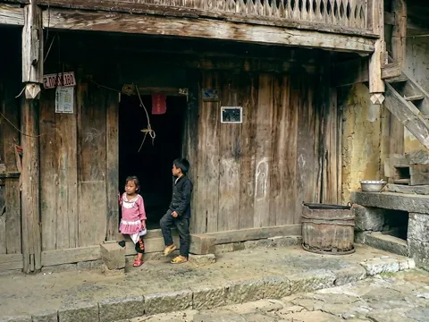 Khi bão dông dừng lại sau thanh gỗ lim mòn vẹt