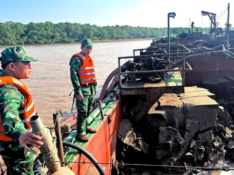 Tạm giữ 3 tàu chở hàng trăm mét khối cát từ biển về đất liền