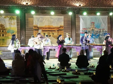 Trải chiếu ngồi nghe nhạc giữa sân Văn Miếu Quốc Tử Giám