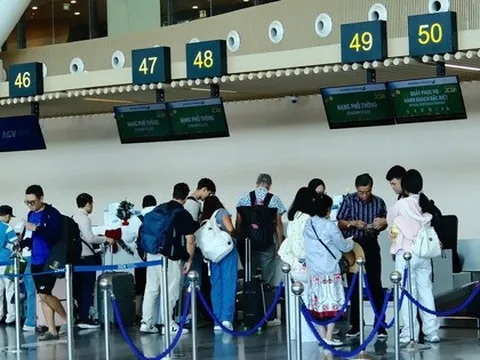 Người dân ùn ùn trở lại TPHCM, sân bay Tân Sơn Nhất đón khách kỷ lục