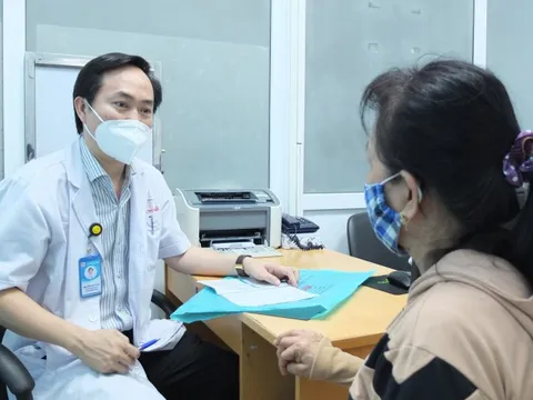 Ăn khuya, ăn nhiều đồ cay, nóng dễ dẫn đến bệnh trào ngược dạ dày - thực quản