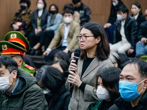 Hình ảnh hai cựu cục trưởng cùng 32 cán bộ Cục An toàn thực phẩm bị xét xử vụ nhận hơn 100 tỉ