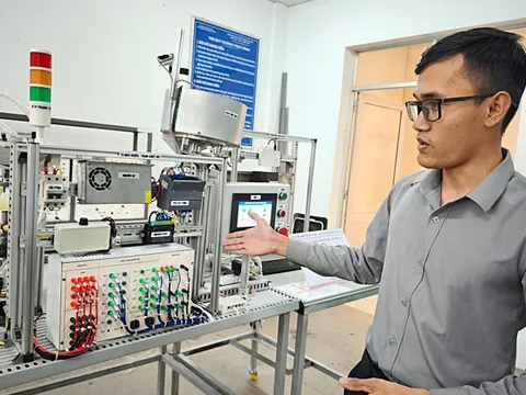 Giảng viên làm 'nhà máy thuốc' mini, sinh viên vào xưởng học như đi làm