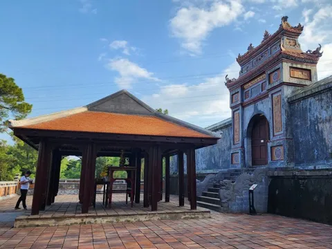 Dựng nhà gỗ trước lăng mộ Hoàng thái hậu Từ Dụ: Trung tâm di tích xin 'rút kinh nghiệm'