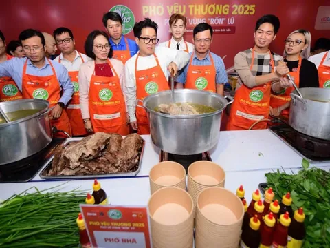 Phở yêu thương nổi lửa giữa vùng rốn lũ Hòa Thịnh