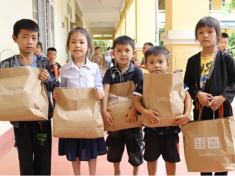 UNIQLO Việt Nam đóng góp 1 tỷ đồng và hơn 3.400 trang phục hỗ trợ khắc phục hậu quả bão lũ tại các trường học thuộc Miền Bắc và Miền Trung